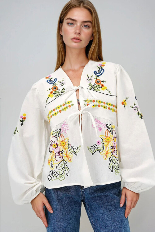 Ekru V Yaka Bağlama Detaylı Nakış İşlemeli Dokuma Bluz BCHESQ-251069