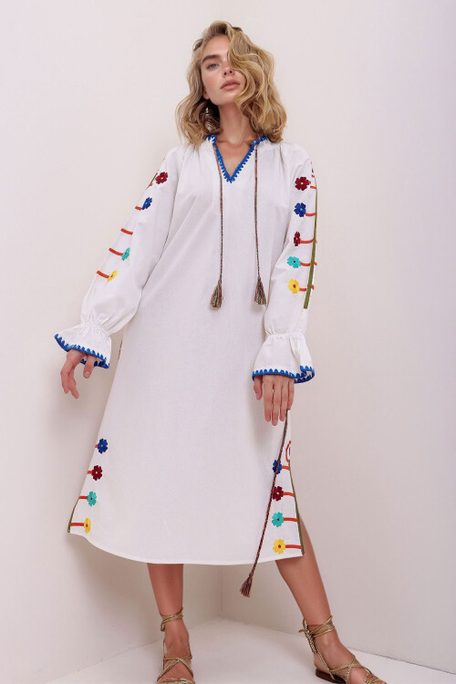 Ekru V Yaka Nakış İşlemeli Keten Karışımlı Dokuma Elbise BCHESQ-251122