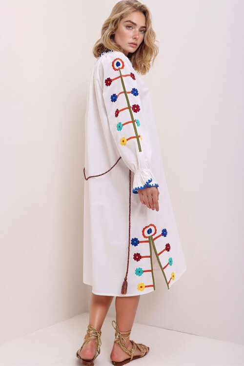 Ekru V Yaka Nakış İşlemeli Keten Karışımlı Dokuma Elbise BCHESQ-251122