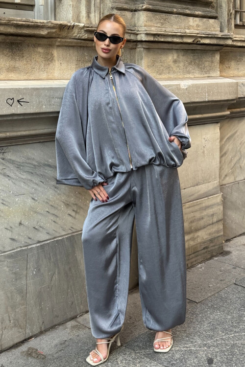 Gri Polo Yaka Yarasa Kol Fermuarlı Ceket Ve Beli Lastlikli Pantolon Saten Kumaş Takım BCVL-25V214