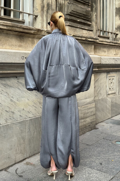 Gri Polo Yaka Yarasa Kol Fermuarlı Ceket Ve Beli Lastlikli Pantolon Saten Kumaş Takım BCVL-25V214