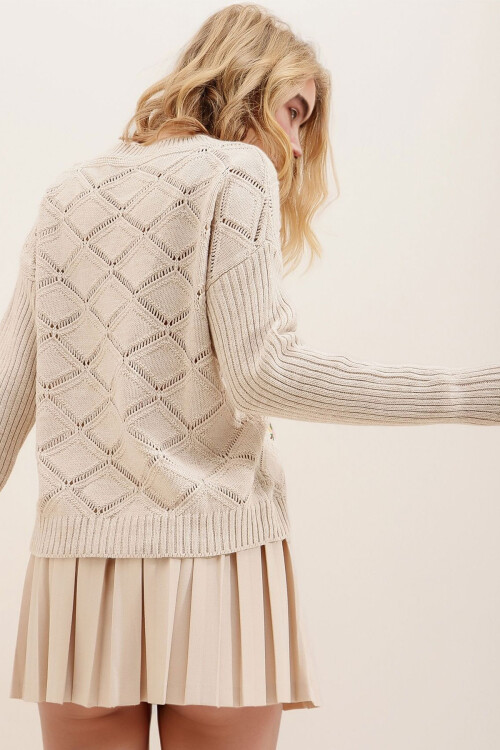 Krem V Yaka Ajurlu Çiçek Nakışlı Selanik Örgü Triko Kazak BCHESQ-251123