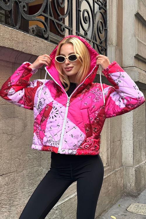 Pembe Kapüşonlu Desenli Şişme Mont BCVL-25N1001