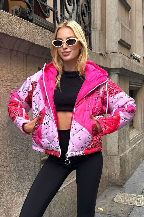 Pembe Kapüşonlu Desenli Şişme Mont BCVL-25N1001