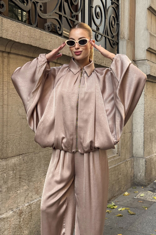 Pudra Polo Yaka Yarasa Kol Fermuarlı Ceket Ve Beli Lastlikli Pantolon Saten Kumaş Takım BCVL-25V214