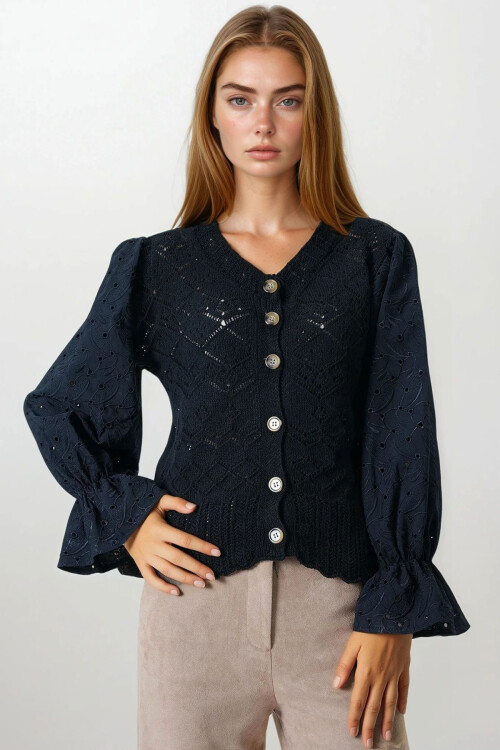 Siyah Ajurlu Triko Brode Kol Düğmeli Hırka BCHESQ-251157