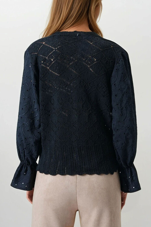 Siyah Ajurlu Triko Brode Kol Düğmeli Hırka BCHESQ-251157