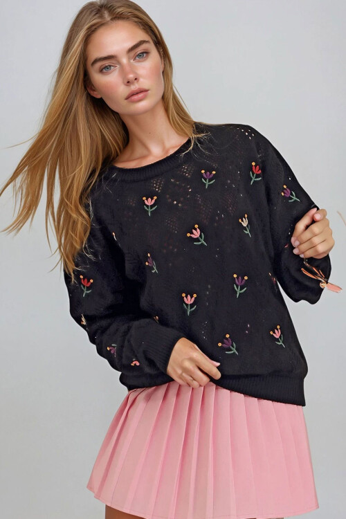 Siyah Bisiklet Yaka Delik Ajurlu Ve Nakışlı Triko Kazak BCHESQ-251110