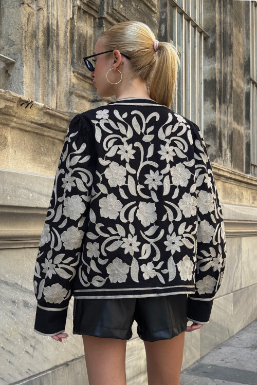 Siyah Çiçek Nakışlı İçi Astarlı Ceket BCHESQ-251153