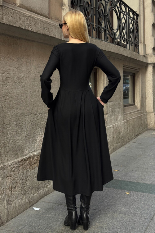 Siyah Geniş Yaka Düğme Detaylı Çift Cepli Yumuşak Dokulu Kumaş Örme Elbise BCVL-25V239