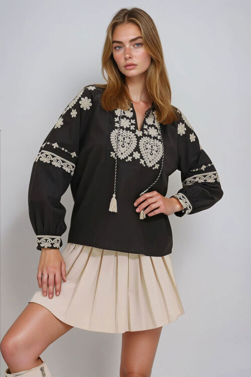 Siyah Hakim Yaka Nakışlı Dokuma Bluz BCHESQ-251035
