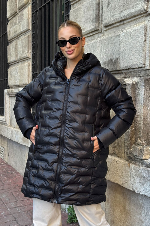 Siyah Kapitoneli Fermuarlı Kapüşonlu Uzun Şişme Mont BCVL-254200