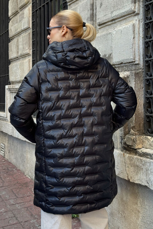 Siyah Kapitoneli Fermuarlı Kapüşonlu Uzun Şişme Mont BCVL-254200