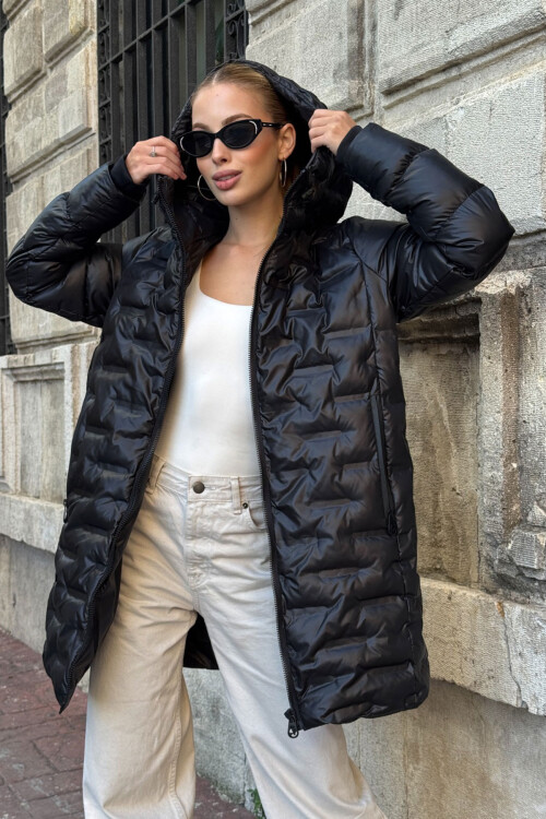 Siyah Kapitoneli Fermuarlı Kapüşonlu Uzun Şişme Mont BCVL-254200