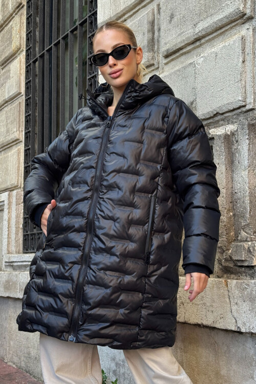 Siyah Kapitoneli Fermuarlı Kapüşonlu Uzun Şişme Mont BCVL-254200