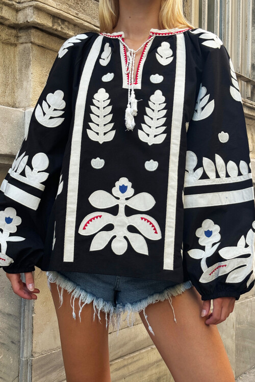 Siyah Kayık Yaka Püskül Detaylı Nakış İşlemeli Balon Kol Dokuma Bluz BCHESQ-251107