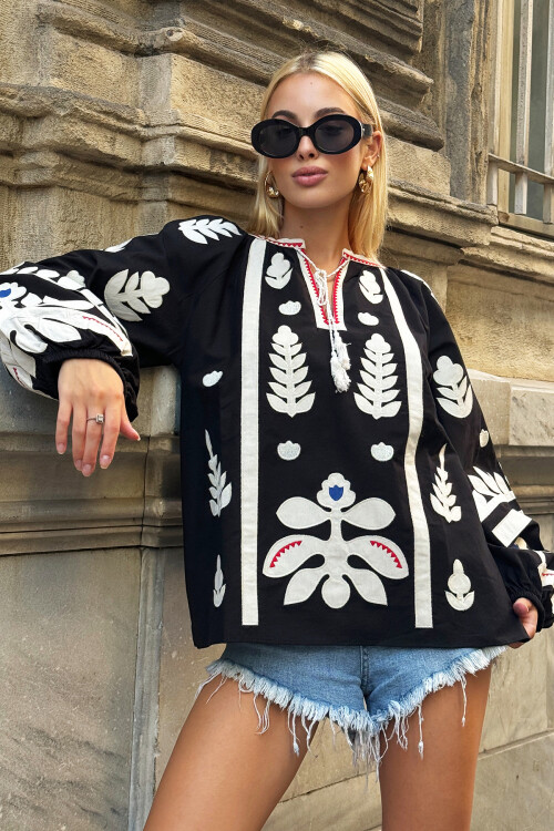 Siyah Kayık Yaka Püskül Detaylı Nakış İşlemeli Balon Kol Dokuma Bluz BCHESQ-251107