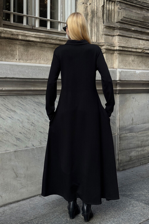 Siyah Polo Yaka Fermuarlı Çift Cepli Rahat Kesim Yumuşak Dokulu Örme Elbise BCVL-25V235