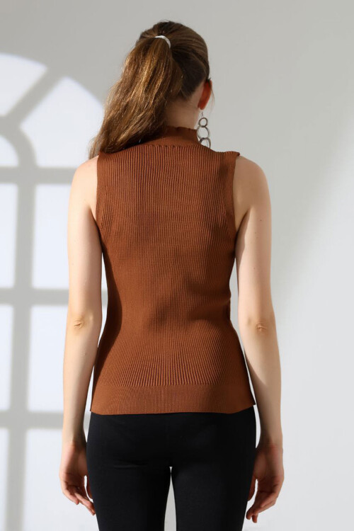 Tarçın Kahve Dik Yaka Kolsuz Motifli Triko Bluz BCES-252001