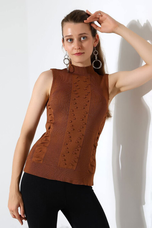 Tarçın Kahve Dik Yaka Kolsuz Motifli Triko Bluz BCES-252001