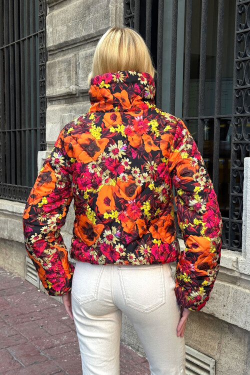 Turuncu Çiçek Desenli Cepli Şişme Mont BCVL-25N015