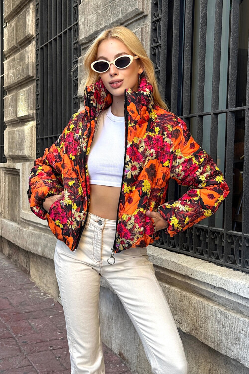 Turuncu Çiçek Desenli Cepli Şişme Mont BCVL-25N015