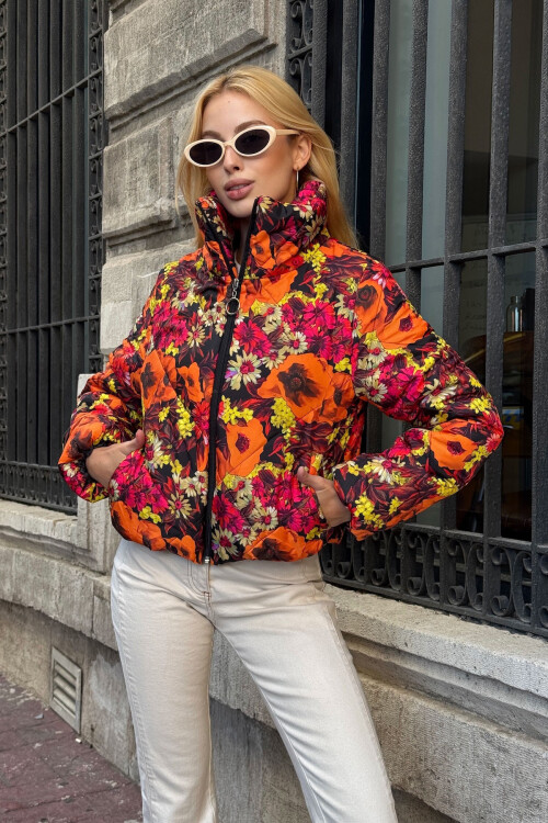 Turuncu Çiçek Desenli Cepli Şişme Mont BCVL-25N015