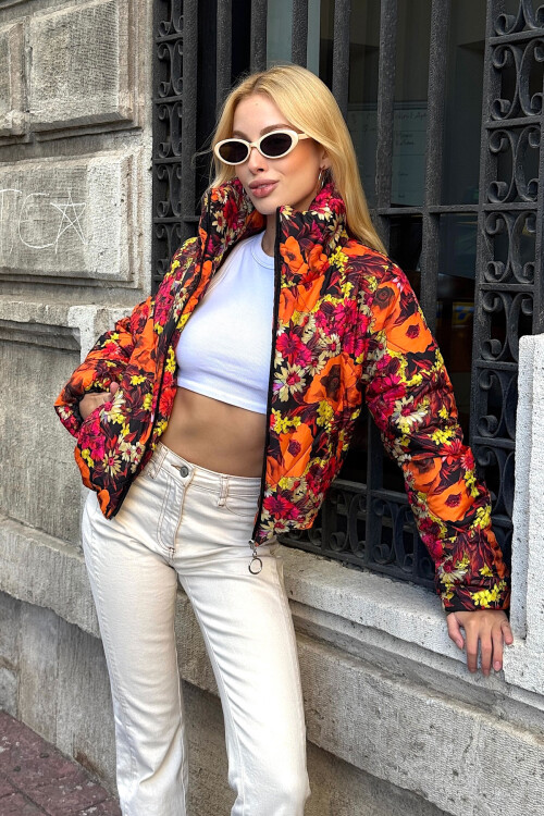 Turuncu Çiçek Desenli Cepli Şişme Mont BCVL-25N015