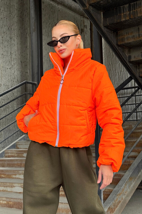 Turuncu Sırtı Taş İşlemeli Crop Şişme Mont BCVL-25N2005