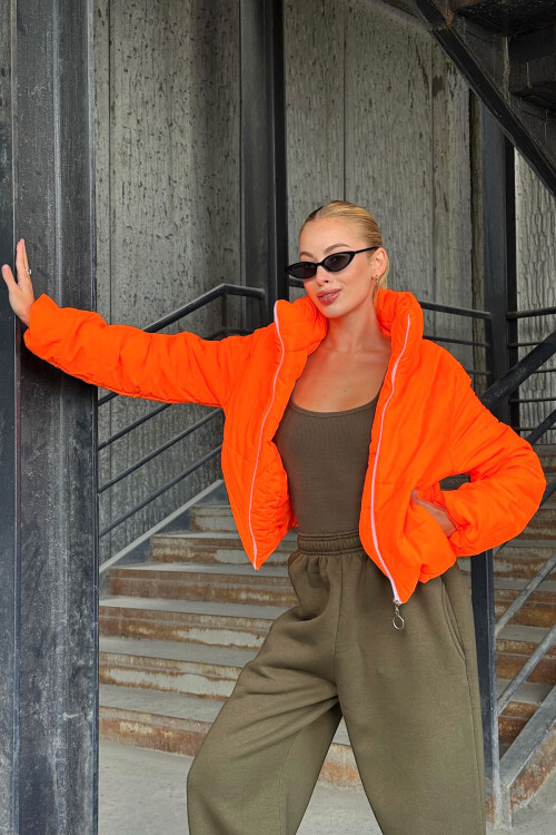 Turuncu Sırtı Taş İşlemeli Crop Şişme Mont BCVL-25N2005