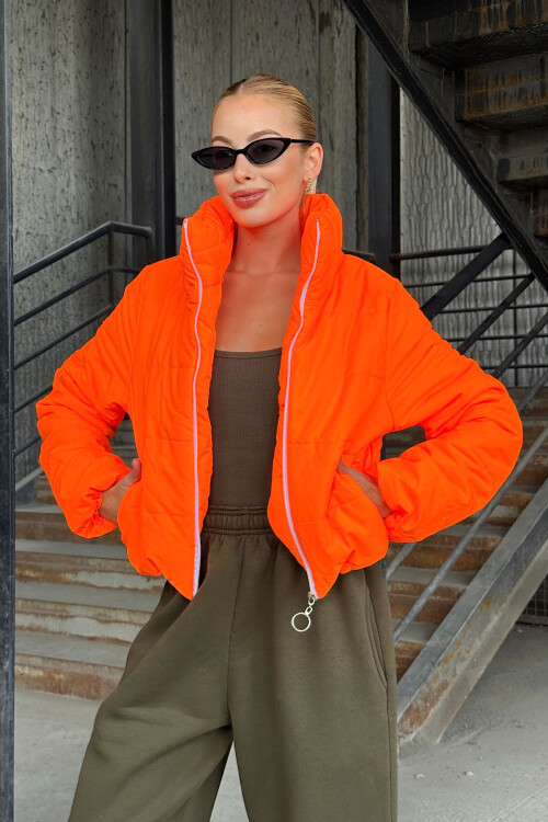 Turuncu Sırtı Taş İşlemeli Crop Şişme Mont BCVL-25N2005