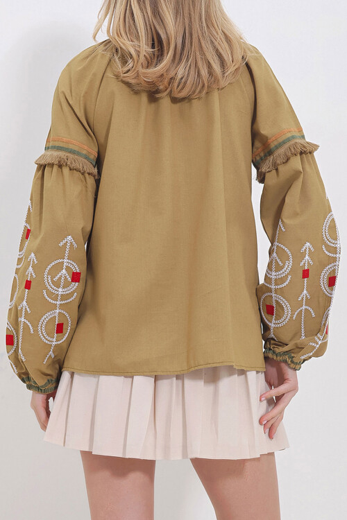 Yeşil İşlemeli Püskül Detaylı Dokuma Bluz BCHESQ-251034