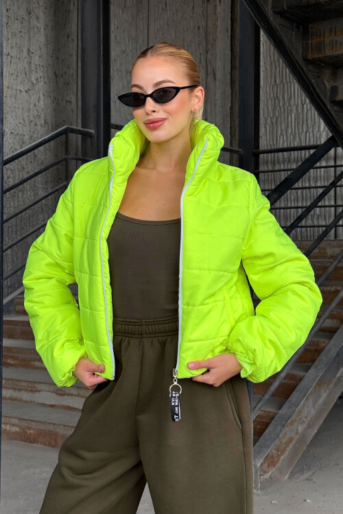 Yeşil Sırtı Taş İşlemeli Crop Şişme Mont BCVL-25N2005