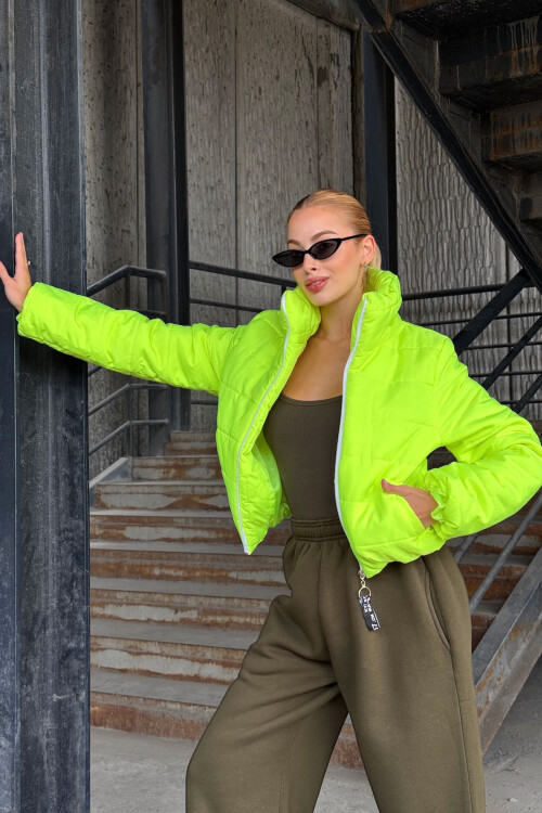 Yeşil Sırtı Taş İşlemeli Crop Şişme Mont BCVL-25N2005