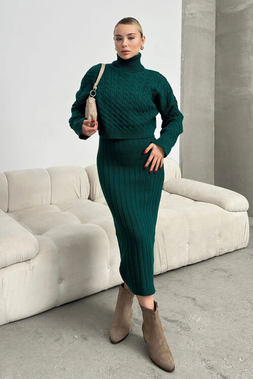 Zümrüt Yeşili Boğazlı Örgü Motifli Crop Kazak Ve Triko Elbise Takım BC231004