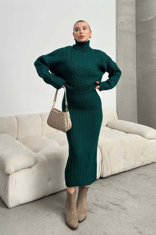 Zümrüt Yeşili Boğazlı Örgü Motifli Crop Kazak Ve Triko Elbise Takım BC231004