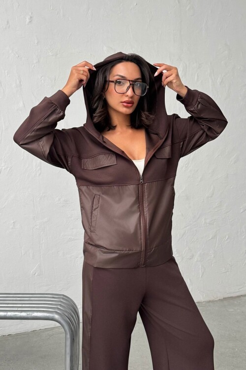 Acı Kahve Yumuşak Dokulu Garnili Kapüşonlu Sweatshirt Ve Pantolon Alt Üst Takım BCHN-25261023