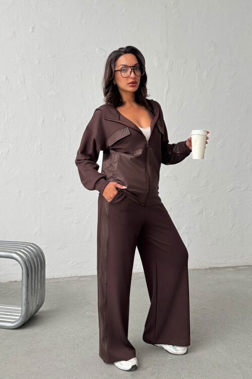 Acı Kahve Yumuşak Dokulu Garnili Kapüşonlu Sweatshirt Ve Pantolon Alt Üst Takım BCHN-25261023