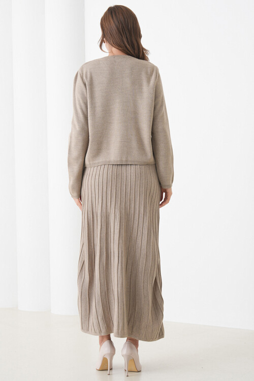 Bej Bisiklet Yaka Düğmeli Hırka Ve Pliseli Midi Boy Etek Takım BCHPK-251252