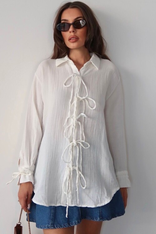 Beyaz Düğme Detaylı Bağlamalı Müslin Gömlek BCRU-261295