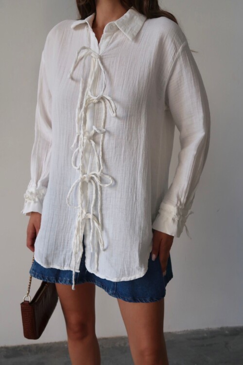 Beyaz Düğme Detaylı Bağlamalı Müslin Gömlek BCRU-261295