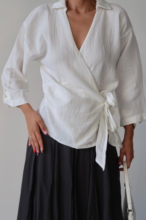Beyaz Kruvaze Yaka Bağlamalı Müslin Bluz BCRU-261302
