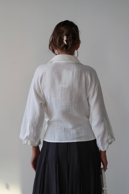 Beyaz Kruvaze Yaka Bağlamalı Müslin Bluz BCRU-261302