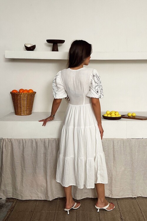 Beyaz Nakışlı Bağlama Detaylı Midi Boy Elbise BCRU-261286