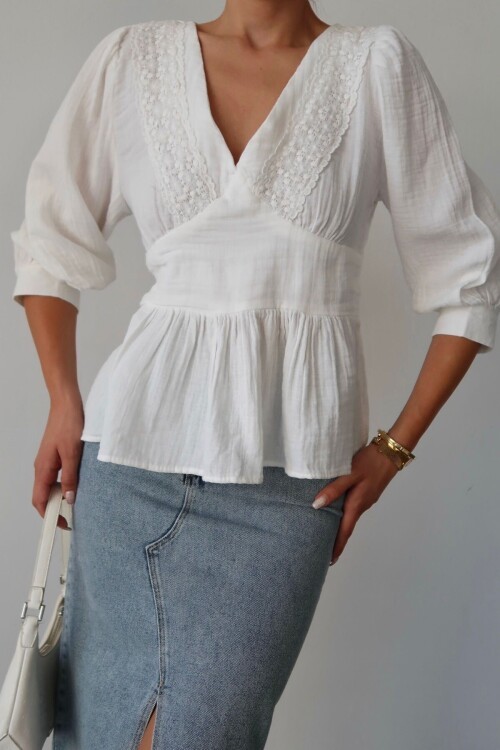 Beyaz V Yaka Dantel Detaylı Keten Bluz BCRU-261287