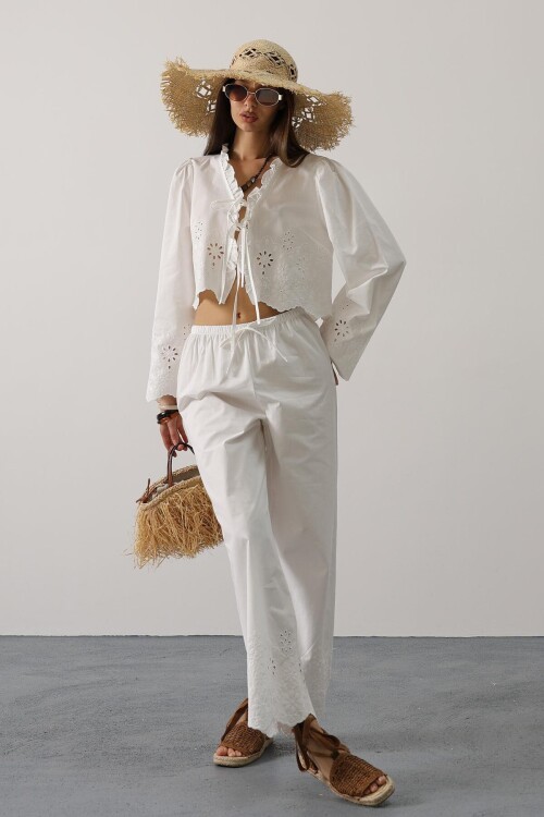 Beyaz Yakası Fırfırlı Bağlama Detaylı Bluz Ve Beli Lastikli Pantolon İşlemeli Takım BCRY-261290