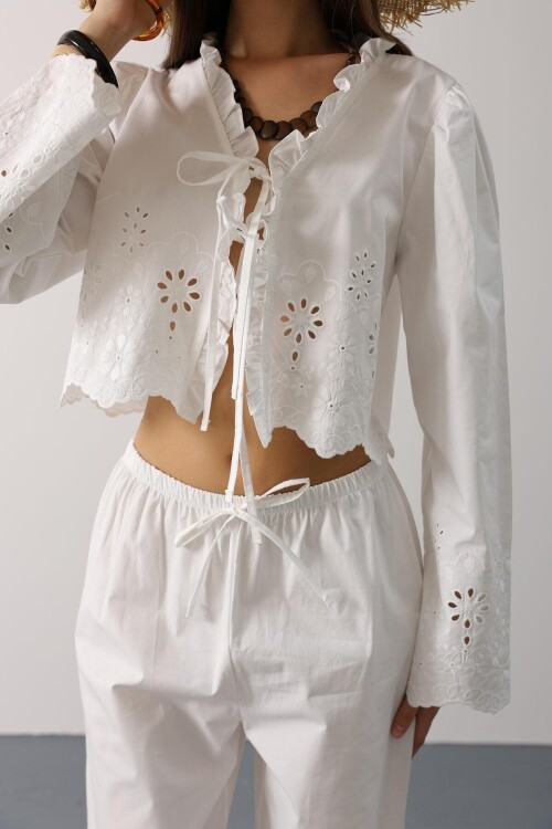Beyaz Yakası Fırfırlı Bağlama Detaylı Bluz Ve Beli Lastikli Pantolon İşlemeli Takım BCRY-261290