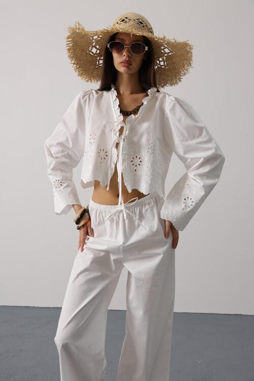 Beyaz Yakası Fırfırlı Bağlama Detaylı Bluz Ve Beli Lastikli Pantolon İşlemeli Takım BCRY-261290