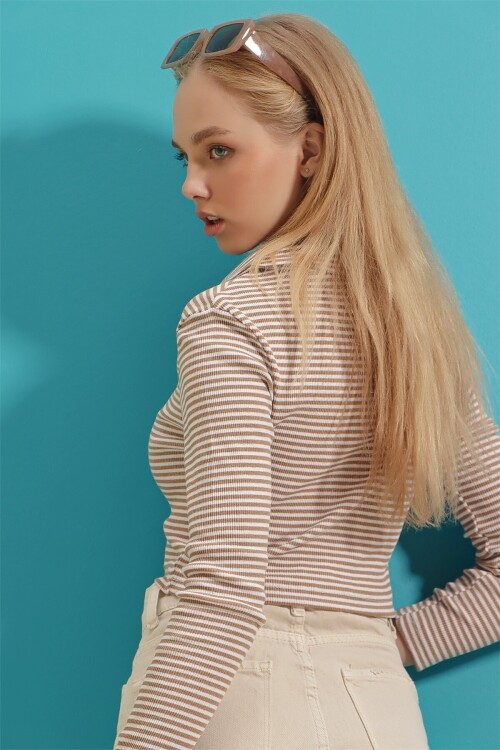 Bisküvi Polo Yaka Fitilli Yumuşak Dokulu Çizgili Crop Bluz