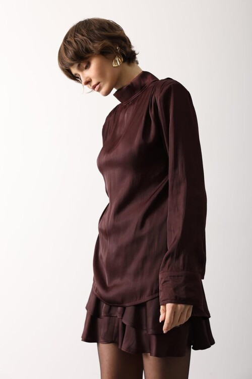 Bordo Dik Yaka Omuzları Vatkalı Drape Detaylı Saten Bluz BCRY-261277